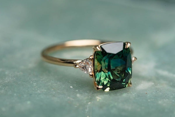 Emerald-Green Square Gold Ring – view 4