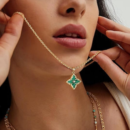 Emerald-Green Clover Gold Pendant Necklace – view 3