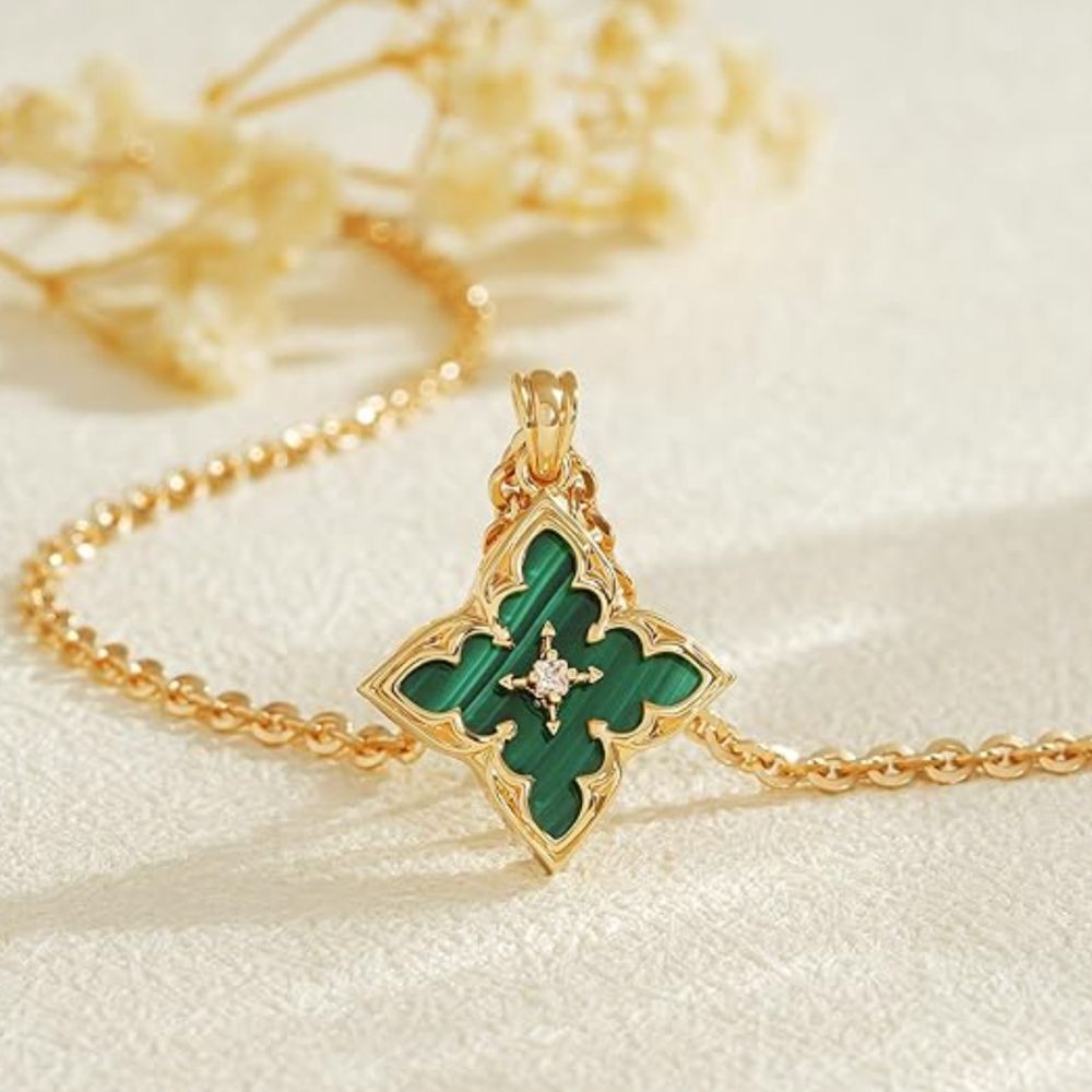 Emerald-Green Clover Gold Pendant Necklace – view 4
