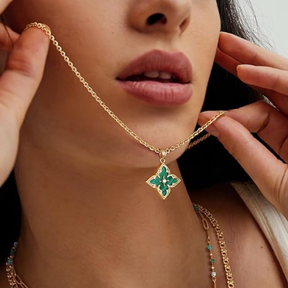 Emerald-Green Clover Gold Pendant Necklace – view 5