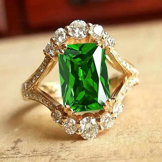 Emerald-Green Vintage Cocktail Gold Ring