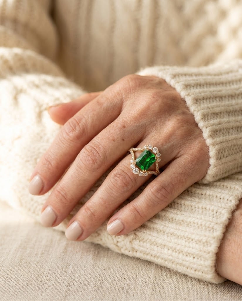 Emerald-Green Vintage Cocktail Gold Ring – worn