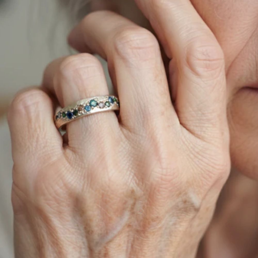Hammered Gold Scattered Stone Ring – view 2